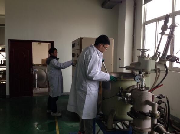 2018年7月，武漢南瑞技術(shù)人員夏兆輝正在操作真空熔煉爐，進行納米碳合金材料的熔煉